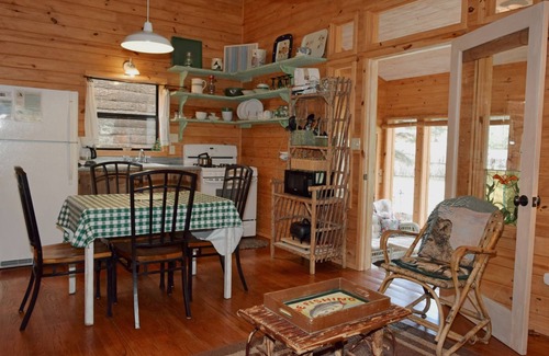 Red River Cabin | Bear Hugs Cottage: Cozy Retreat with Free WiFi & Breakfast