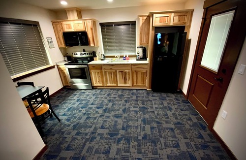 Grants Pass House | Bear Mountain Suite 7: Pet-Friendly Escape with Breakfast