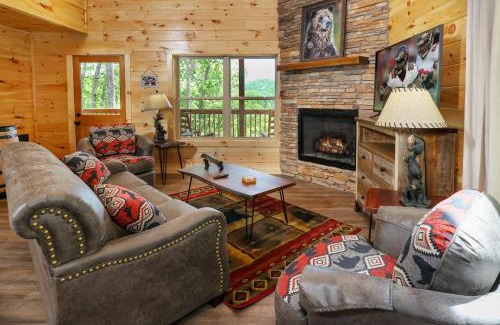 Gatlinburg - Pigeon Forge House | Bear Mountain: Family-Friendly Retreat with Pool & Hot Tub