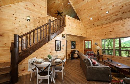 Gatlinburg - Pigeon Forge House | Bear Mountain: Family-Friendly Retreat with Pool & Hot Tub