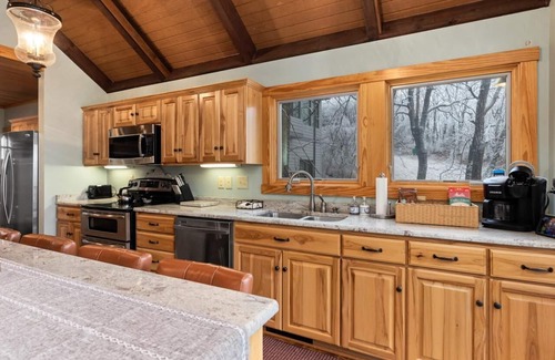 Treeloft House | Wintergreen Advantage: Cozy Retreat with Lake Views & Spa
