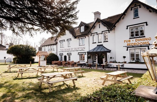 Burton Hotel | Pet-Friendly Bear Of Burton: Rated 9.3/10 with Family Amenities