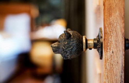 Burton Hotel | Pet-Friendly Bear Of Burton: Rated 9.3/10 with Family Amenities