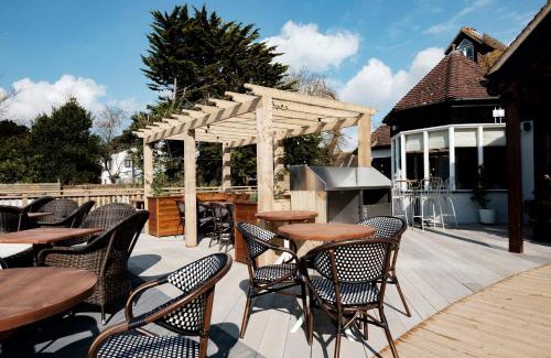 Burton Hotel | Pet-Friendly Bear Of Burton: Rated 9.3/10 with Family Amenities