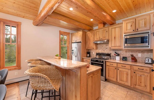 Fraser House | Bear Pause: Pet-Friendly Cabin with Hot Tub & Bubbly Vibes