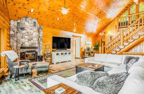 Lac du Flambeau House | Discover Bear Pause Retreat & The Stone House Getaway