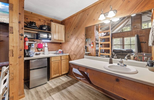 Sautee Nacoochee Cottage | Bear Paw Cottage: Pet-Friendly Retreat with Hot Tub & Spa