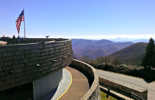 Sautee Nacoochee Cottage | Bear Paw Cottage: Pet-Friendly Retreat with Hot Tub & Spa