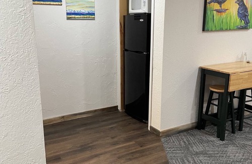 Tok Cabin | Cozy Bear's Den Apt: Pet-Friendly Stay with Breakfast