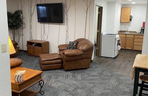 Tok Cabin | Cozy Bear's Den Apt: Pet-Friendly Stay with Breakfast
