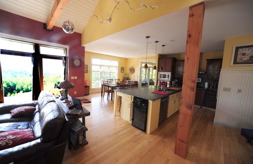 Bridgton House | Enchanting Bear Trap: Spa, Breakfast & Family-Friendly Stay