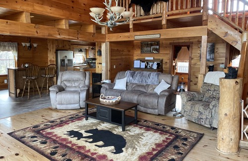 Dayton Cabin | Bear Villa Lodge: Nature Retreat with Spa & Hot Tub Amenities