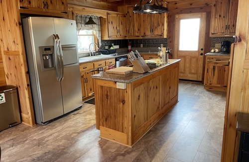 Dayton Cabin | Bear Villa Lodge: Nature Retreat with Spa & Hot Tub Amenities