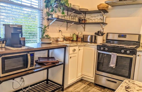 Hendersonville House | Bearcat Bungalow: Downtown Retreat with Pet-Friendly Perks