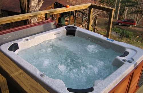 Barnardsville Cabin | Inviting Bears Den Cottage with Hot Tub by the River