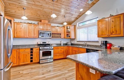 Yosemite West House | Relax at Bears Den & Little Bear: Spa and Family-Friendly Stay