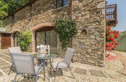 Modbury House | Pet-Friendly Bearscombe: Family Haven with a Pool