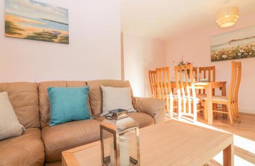 Modbury House | Pet-Friendly Bearscombe: Family Haven with a Pool