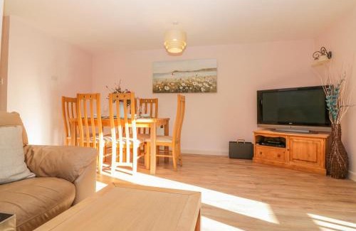 Modbury House | Pet-Friendly Bearscombe: Family Haven with a Pool