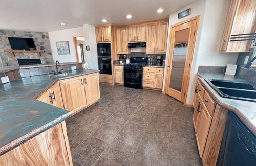 Clark House | Beartooth Retreat: Epic Mountain Views near Cody and Red Lodge