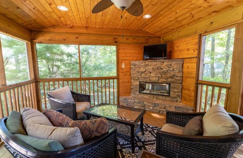 Fleetwood House | Cozy Beary Blessed Cabin with Hot Tub & Pet Friendly Access