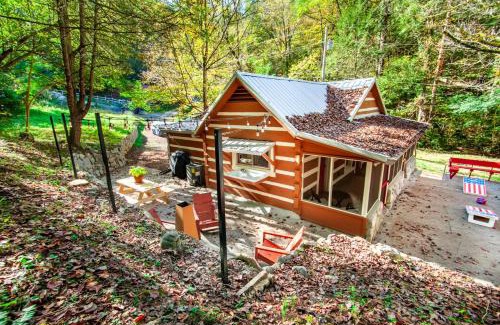 Townsend House | Relaxing Rustic Cabin with Outdoor Patio for Families
