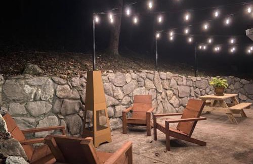 Townsend House | Relaxing Rustic Cabin with Outdoor Patio for Families