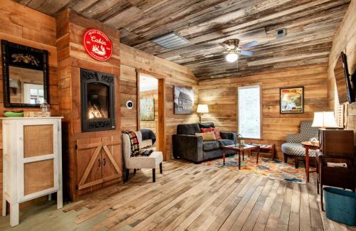 Townsend House | Relaxing Rustic Cabin with Outdoor Patio for Families