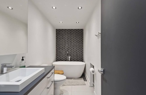 Candiac House | Sixties Retreat: A Serene Getaway with Pool & Spa Near Montreal