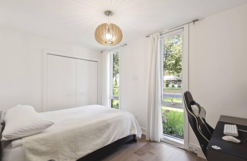 Candiac House | Sixties Retreat: A Serene Getaway with Pool & Spa Near Montreal