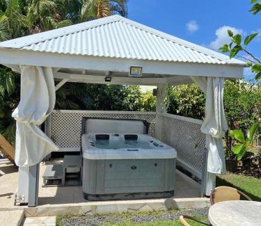 Pelletan House | Cozy Beau Bungalow in Port-Louis with Ocean Views & Spa