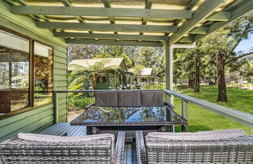 Kangaroo Valley Cabin | Beau Cabin: Cozy One-Bedroom Retreat on Golf Course
