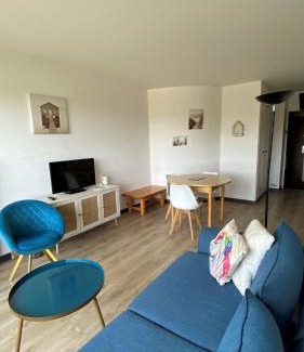 Bernieres-sur-Mer Apartment | Beachfront Bliss: Cozy Stay with Direct Beach Access