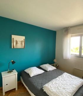 Bernieres-sur-Mer Apartment | Beachfront Bliss: Cozy Stay with Direct Beach Access