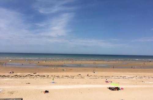 Bernieres-sur-Mer Apartment | Beachfront Bliss: Cozy Stay with Direct Beach Access