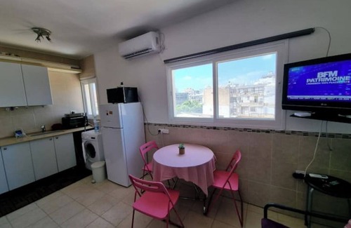 Netanya Apartment | Bright Studio in Central Netanya with Spa and Breakfast