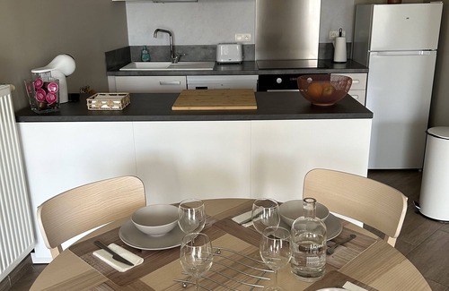 Andernos-les-Bains Apartment | Beau T2: Central Location with Ocean View & Pool Access