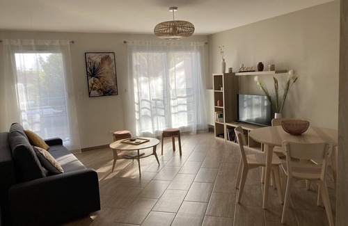 Andernos-les-Bains Apartment | Beau T2: Central Location with Ocean View & Pool Access