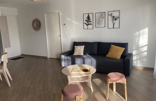 Andernos-les-Bains Apartment | Beau T2: Central Location with Ocean View & Pool Access