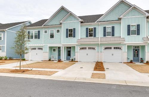 Morehead City House | Beaufort Townhome with Pool Access Near Downtown Attractions