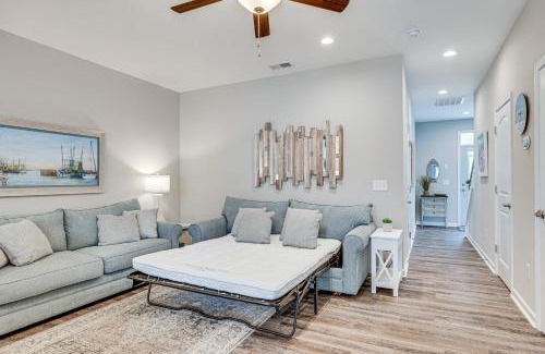 Morehead City House | Beaufort Townhome with Pool Access Near Downtown Attractions