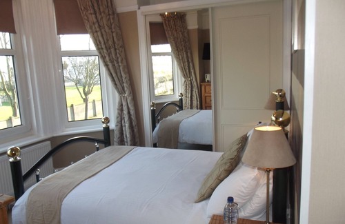 Great Yarmouth House | Beaumont House: Guest Rated 9.6/10 with Kitchen & Breakfast