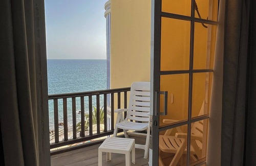 Playa del Aguila Apartment | Cozy Apartment Altamar 61 with Oceanfront Pool Access
