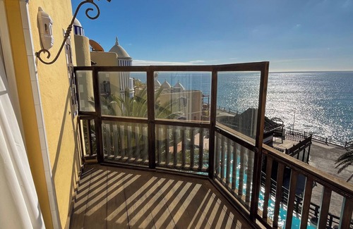 Playa del Aguila Apartment | Cozy Apartment Altamar 61 with Oceanfront Pool Access