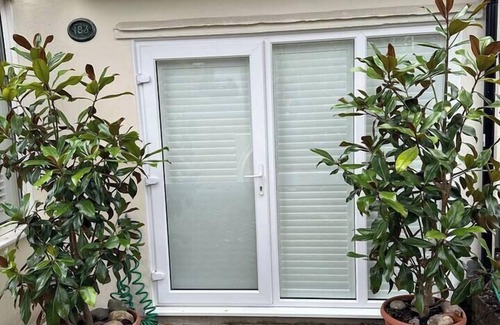 Carshalton South and Clockhouse Apartment | Cozy Ground Floor Flat with Lake View in South London