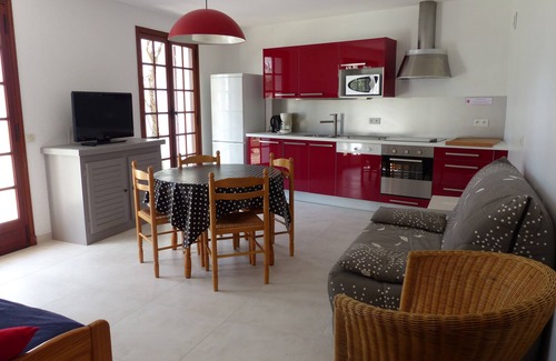 Saint-Georges-de-Didonne Apartment | Cozy Ground Floor Apartment with Sea View & Private Terrace