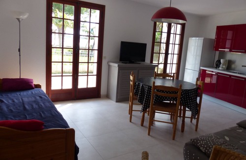 Saint-Georges-de-Didonne Apartment | Cozy Ground Floor Apartment with Sea View & Private Terrace