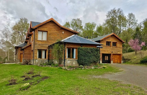 San Martin de los Andes House | Inviting Hillside Log House with Spectacular Ocean Views