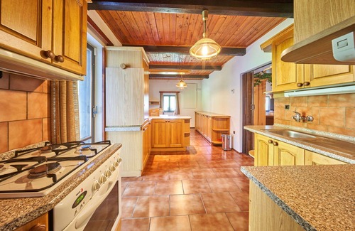Jivka Villa | Spacious Private Villa for 21 with WiFi and Parking
