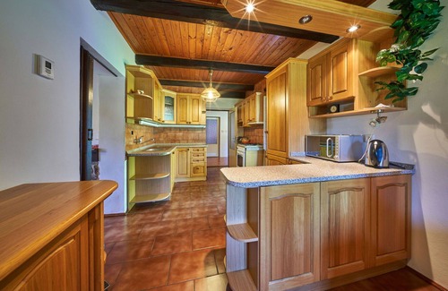Jivka Villa | Spacious Private Villa for 21 with WiFi and Parking